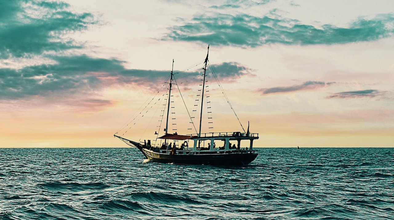 Um veleiro elegante navega majestosamente nas águas vastas do oceano.